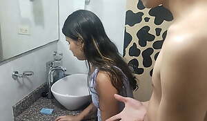 I INTERRUPTED MY STEPSISTER WHILE WASHING THE BATHROOM SO THAT SHE WOULD GIVE ME A DELICIOUS BLOWJOB (PART 1)