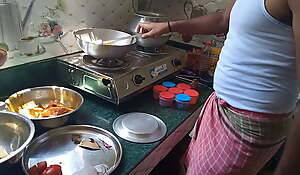 Madam Ne Naukar Se Kitchen Me Choot Chudayi Karayi - FireeCouple