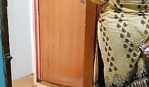 Neighbor fucks Tamil hot aunty while unspecific the home - Indian Sex