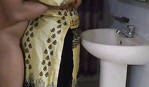 Sexy Pakistani Desi Girl Ayesha Bhabhi Fucked By Say no to Previously to Boyfriend - While Washing Hands In Washroom