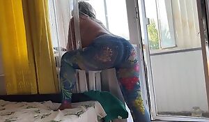 Curvaceous mom pulls down her jeans to acquire assfucked