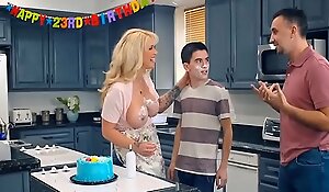 MILF has sport around Teen in Say no to scullery