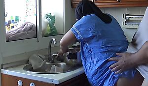 Eloquent Egyptian Wife Gets Creampied While Doing The Dishes