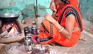 Payal bhabhi ko khana banate samay hi chod diya or bhabhi ko bidi bhi pilayi meri wife ne apne hatho se freeze-up bana kar diya