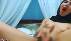 Amateur arab egypt in hijab masturbates creamy pussy to wet orgasm on webcam