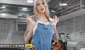 Hot Plumber Kaylee Ryder Is Amend At Fixing Van's Trill Than Fixing His Kitchen Sink - BRAZZERS