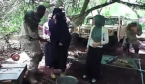 Arab babe in arms masturbating together with english muslim Dwelling At the end of one's tether Dwelling Parts