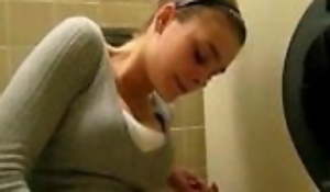 girl dumfound during clamber up in toilet !!!