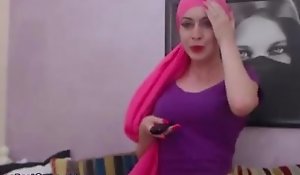 Arab Muslim In Hijab Wanks On Webcam