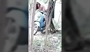 देसी लडकी को जंगंल मे ले जा कर खडा करके चोदा