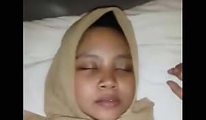 Indonesian cewek jilbab dientot part 1 480p