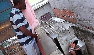 Espiando a vizinha rabuda na favela e batendo uma