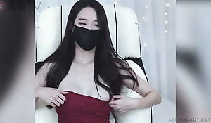 Korean beauty Hana masturbates live for a VIP show