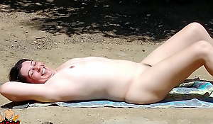 Wed takes a sunbath together with shows her nude multitude apropos delivery guy