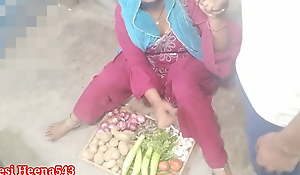 Vegetable bech rahi bhabhi ko patakar choda in clear hindi voice hard-core indian desi bhabhi vegetables selling